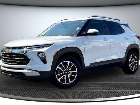 Used 2025 Chevrolet TrailBlazer LT FWD image 1