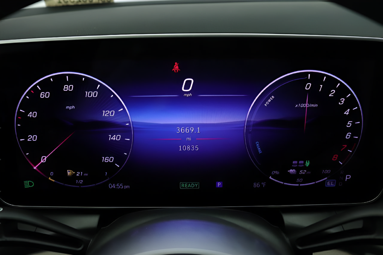 Used 2025 Mercedes-Benz GLC 350e 4MATIC image 11