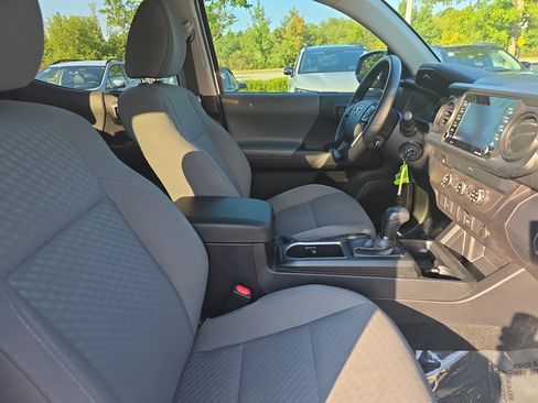 Used 2022 Toyota Tacoma SR w/ SR Convenience Package RWD image 10