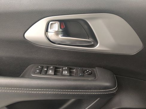 Used 2020 Chrysler Pacifica Touring w/ S Appearance Package FWD image 27