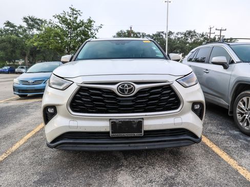 Used 2021 Toyota Highlander XLE FWD image 4