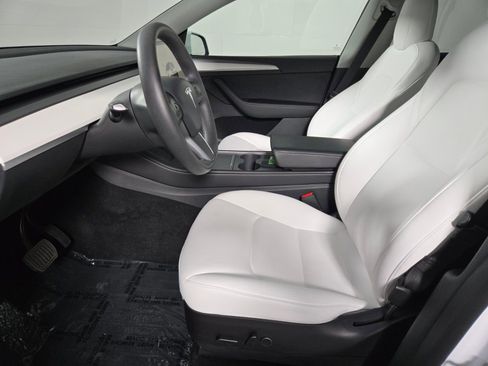 Used 2022 Tesla Model Y Long Range image 11