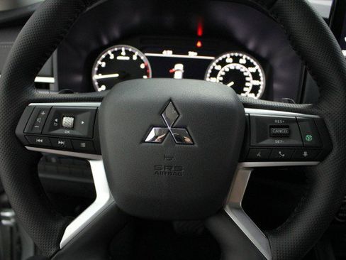 New 2026 Mitsubishi Outlander SE image 8