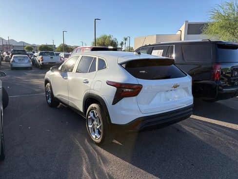 Used 2025 Chevrolet Trax LS w/ LS Convenience Package FWD image 5