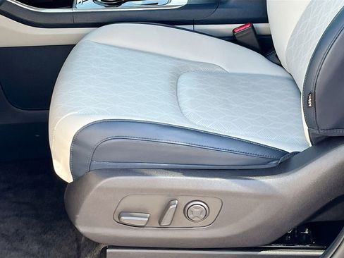 Certified 2025 Kia Carnival EX image 11