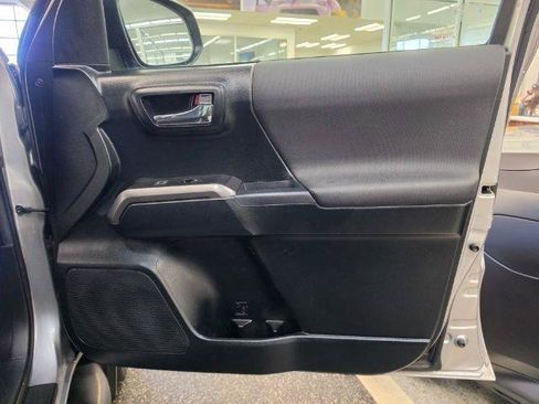 Used 2017 Toyota Tacoma SR5 RWD image 31
