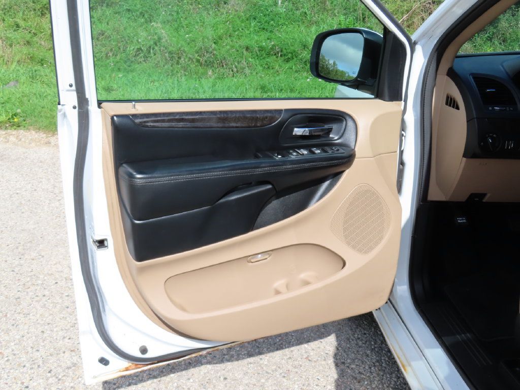 Used 2016 Dodge Grand Caravan SXT w/ Rear Park Assist Package FWD image 23