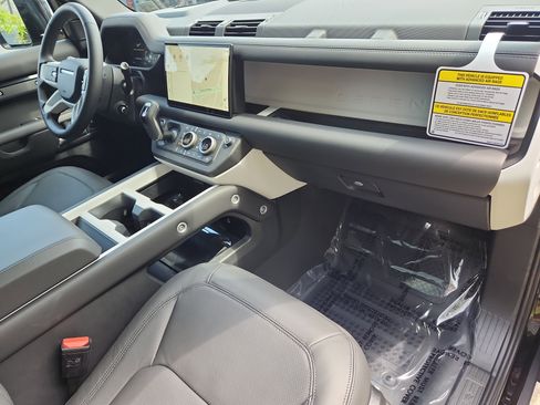 Used 2025 Land Rover Defender 130 S image 26