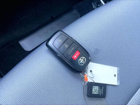 Used 2025 Toyota Corolla SE image 14