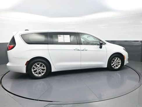 Used 2024 Chrysler Voyager LX FWD image 10
