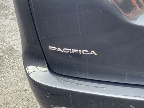 Used 2023 Chrysler Pacifica Touring-L FWD image 10