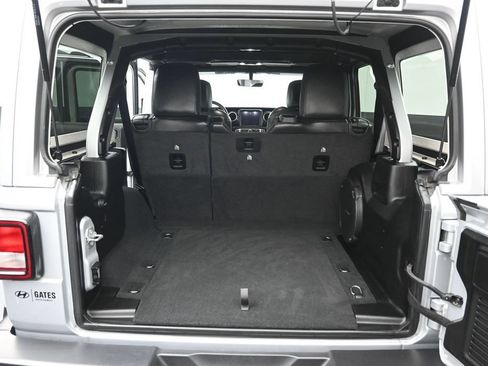 Used 2022 Jeep Wrangler Unlimited Sahara AWD/4WD image 28