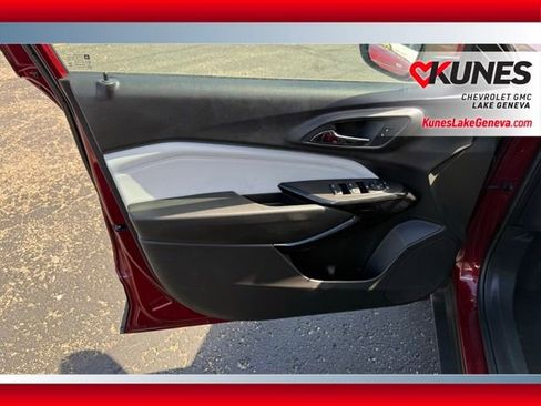 Used 2025 Chevrolet Trax LT w/ LT Convenience Package FWD image 11