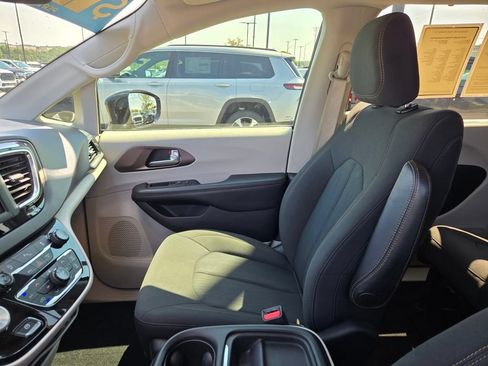 Used 2019 Chrysler Pacifica Touring Plus FWD image 24