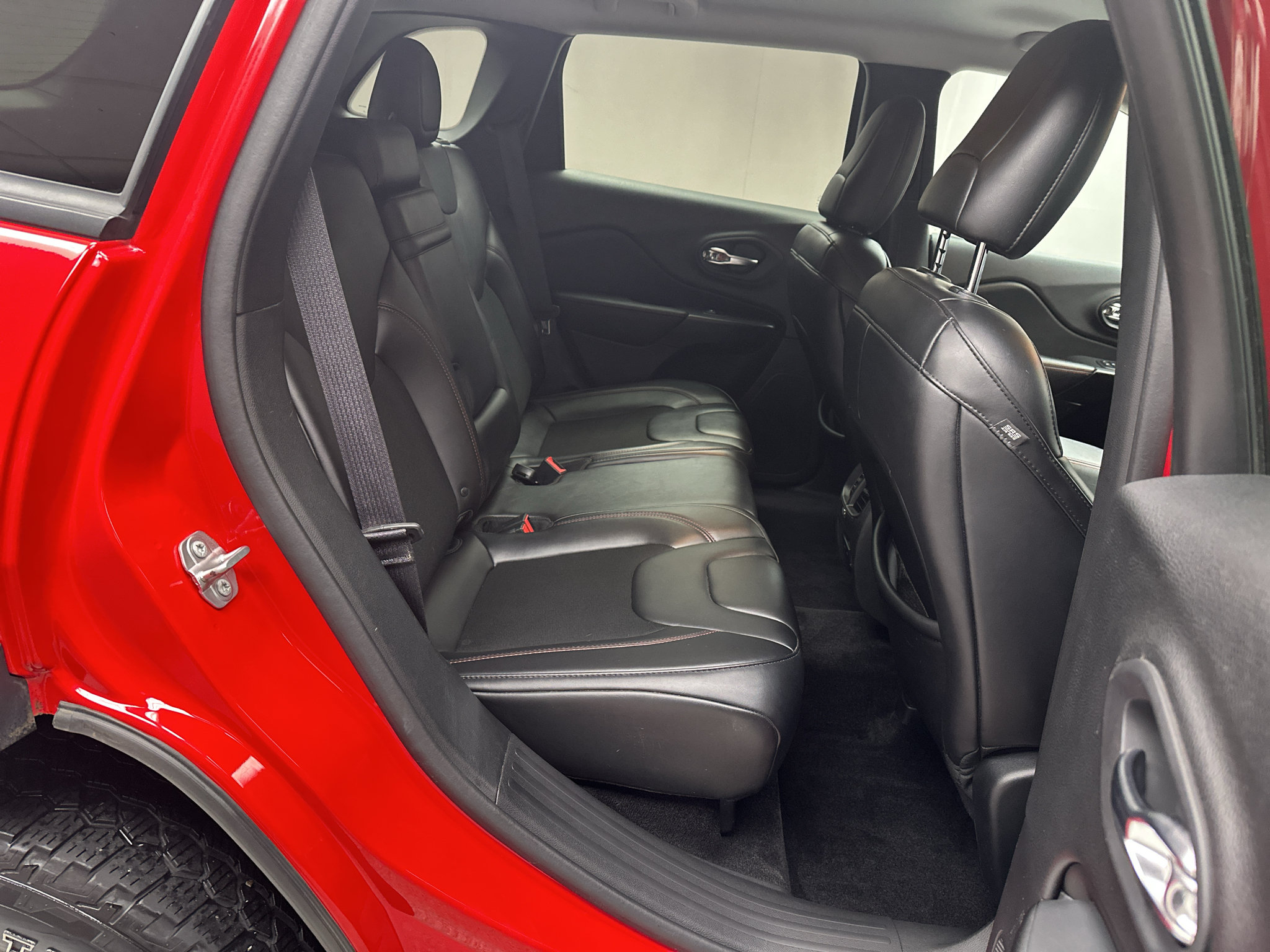 Used 2019 Jeep Cherokee Trailhawk w/ Comfort/Convenience Group AWD/4WD image 16