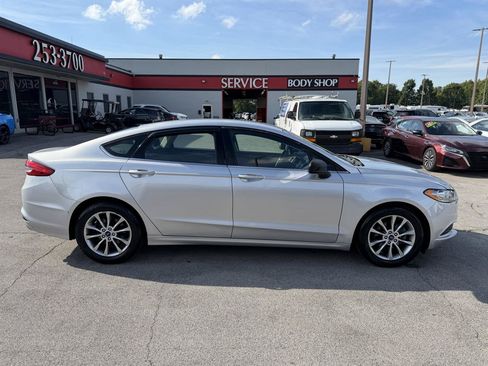 Used 2017 Ford Fusion SE FWD image 2