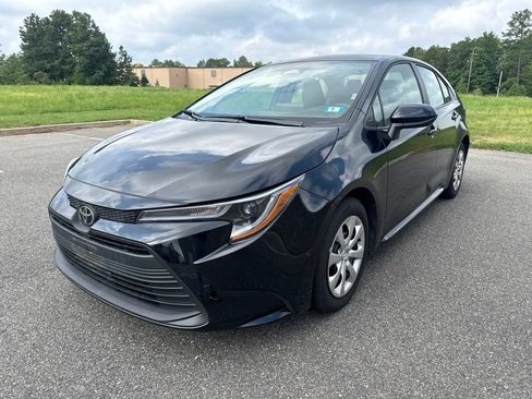 Used 2025 Toyota Corolla LE FWD image 3