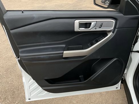 Used 2023 Ford Explorer Limited image 13