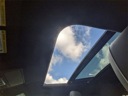 Used 2018 Land Rover Discovery HSE image 17