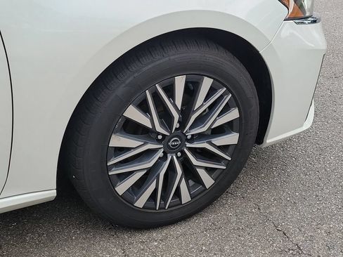 Used 2024 Nissan Altima 2.5 SV FWD image 7