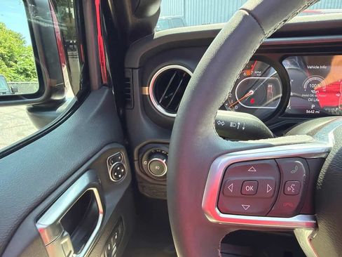 Used 2025 Jeep Wrangler Unlimited Sahara AWD/4WD image 16