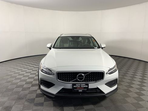 Used 2020 Volvo V60 T5 Cross Country image 4