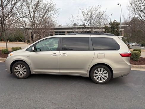 Used 2017 Toyota Sienna XLE w/ XLE Navigation Package image 5