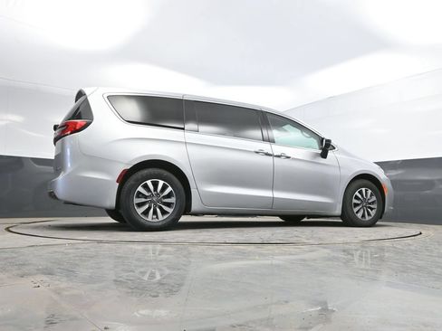 Used 2024 Chrysler Pacifica Limited FWD image 39