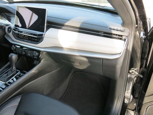 Used 2025 Jeep Compass Limited image 14