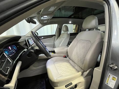 Certified 2025 Volkswagen Atlas SEL Premium R-Line image 11