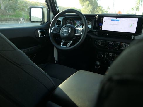 Used 2025 Jeep Wrangler Unlimited Sahara image 26