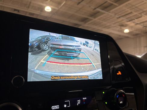 Used 2025 Toyota Highlander LE FWD image 25
