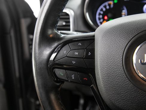 Used 2019 Jeep Grand Cherokee Laredo AWD/4WD image 26