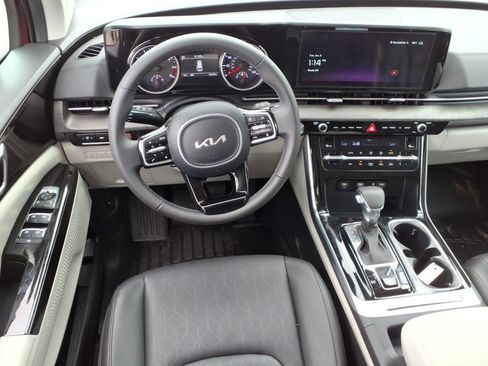 Used 2024 Kia Carnival EX FWD image 11
