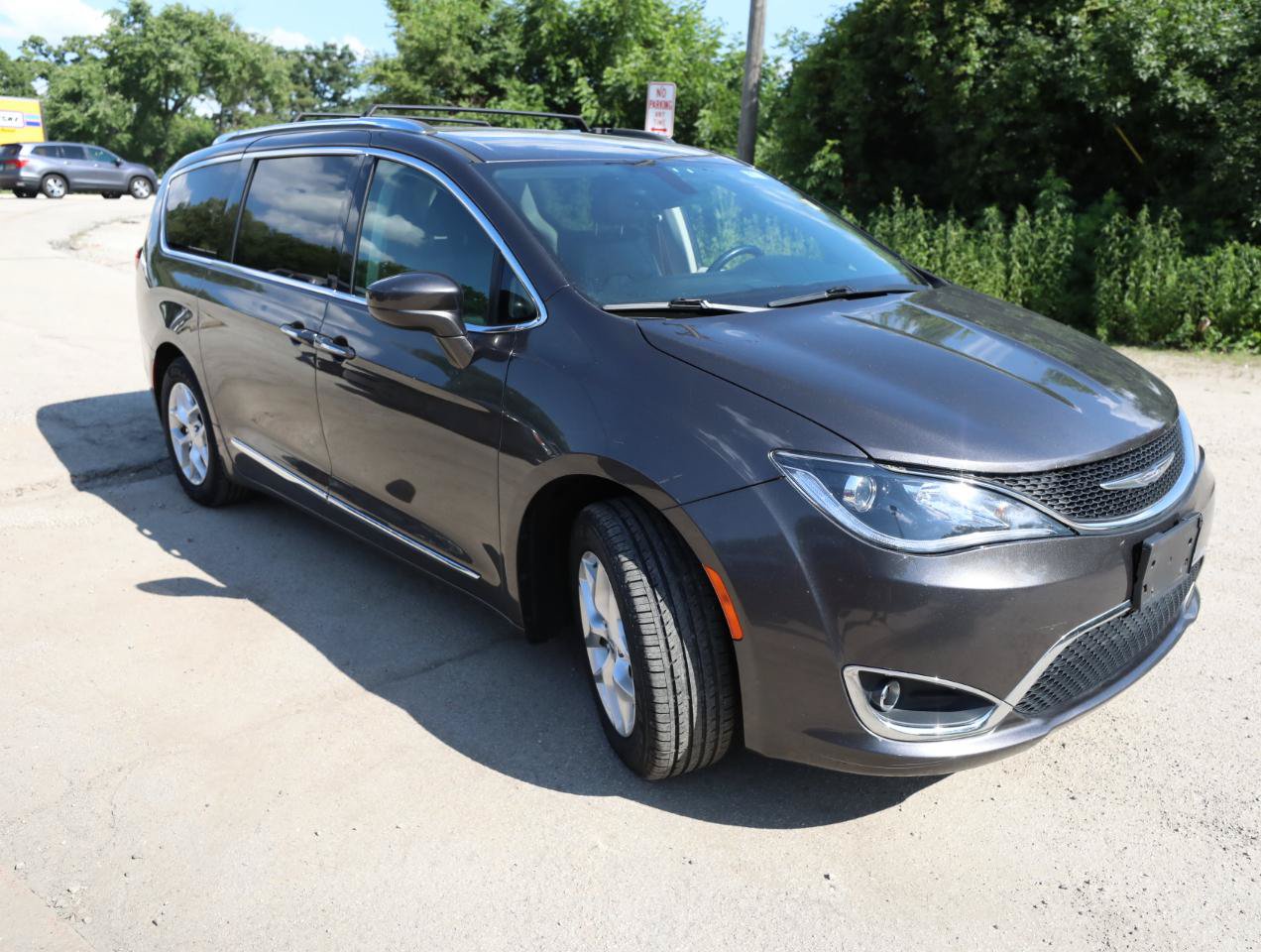 Used 2018 Chrysler Pacifica Touring-L Plus w/ Tire & Wheel Group FWD image 4
