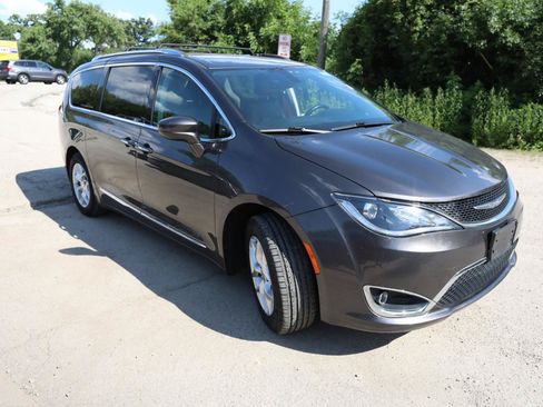Used 2018 Chrysler Pacifica Touring-L Plus w/ Tire & Wheel Group FWD image 4