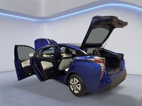 Used 2016 Toyota Prius Four image 11