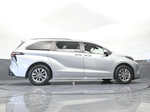 Used 2024 Toyota Sienna XLE FWD image 63
