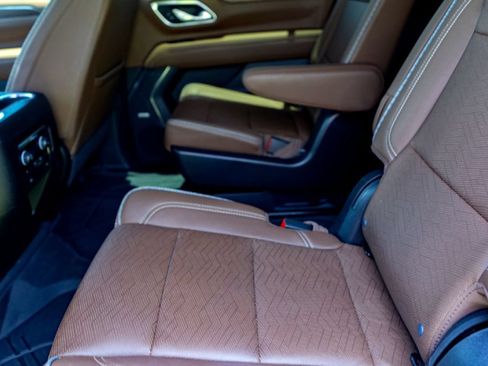 Used 2024 Chevrolet Suburban High Country RWD image 25