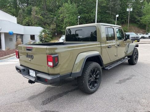 Used 2025 Jeep Gladiator Sport AWD/4WD image 3
