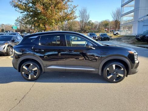 Certified 2025 Nissan Kicks SR image 3