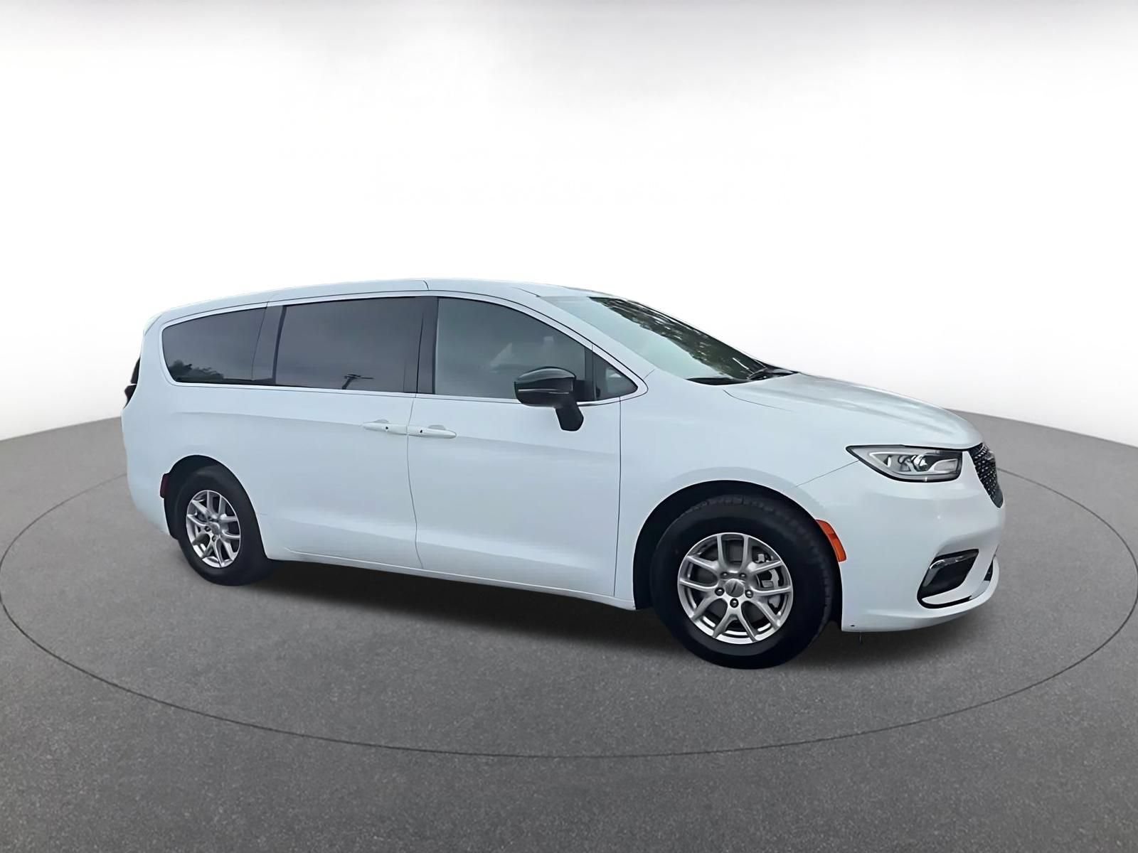 Used 2025 Chrysler Pacifica Select FWD image 2