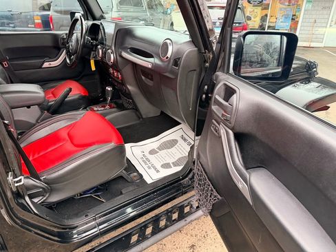 Used 2013 Jeep Wrangler Unlimited Sahara image 25