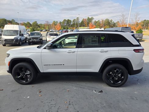 New 2025 Jeep Grand Cherokee Limited w/ Black Appearance Package image 4