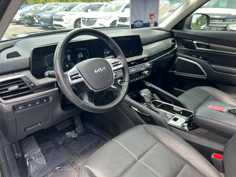 Used 2025 Kia Telluride EX w/ EX Captain's Chair Package FWD image 31