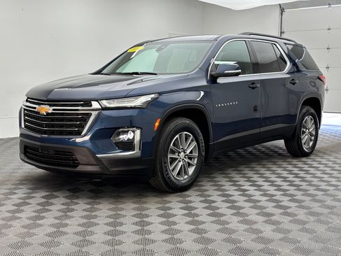Used 2023 Chevrolet Traverse LT FWD image 2