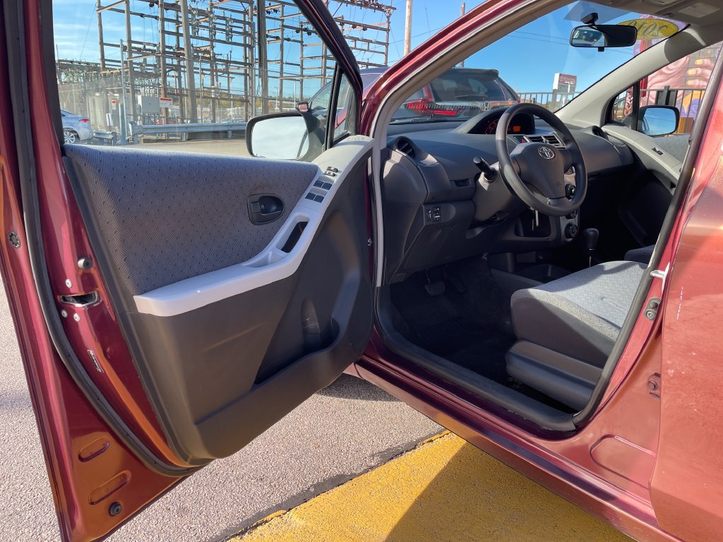 Used 2010 Toyota Yaris 4-Door Hatchback FWD image 13