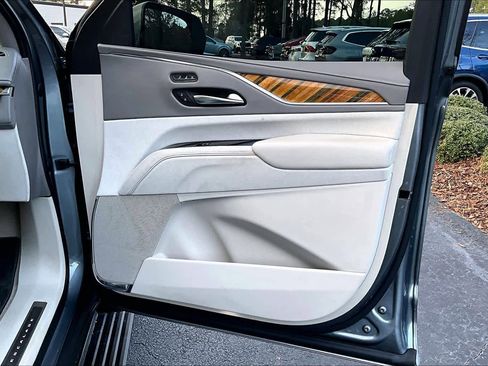 Used 2021 Cadillac Escalade ESV Premium Luxury Platinum image 22