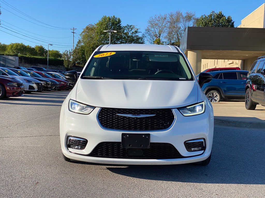 Used 2024 Chrysler Pacifica Touring-L FWD image 2