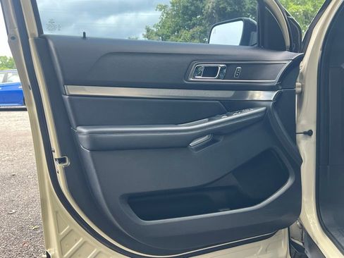Used 2018 Ford Explorer XLT w/ Equipment Group 202A AWD/4WD image 9